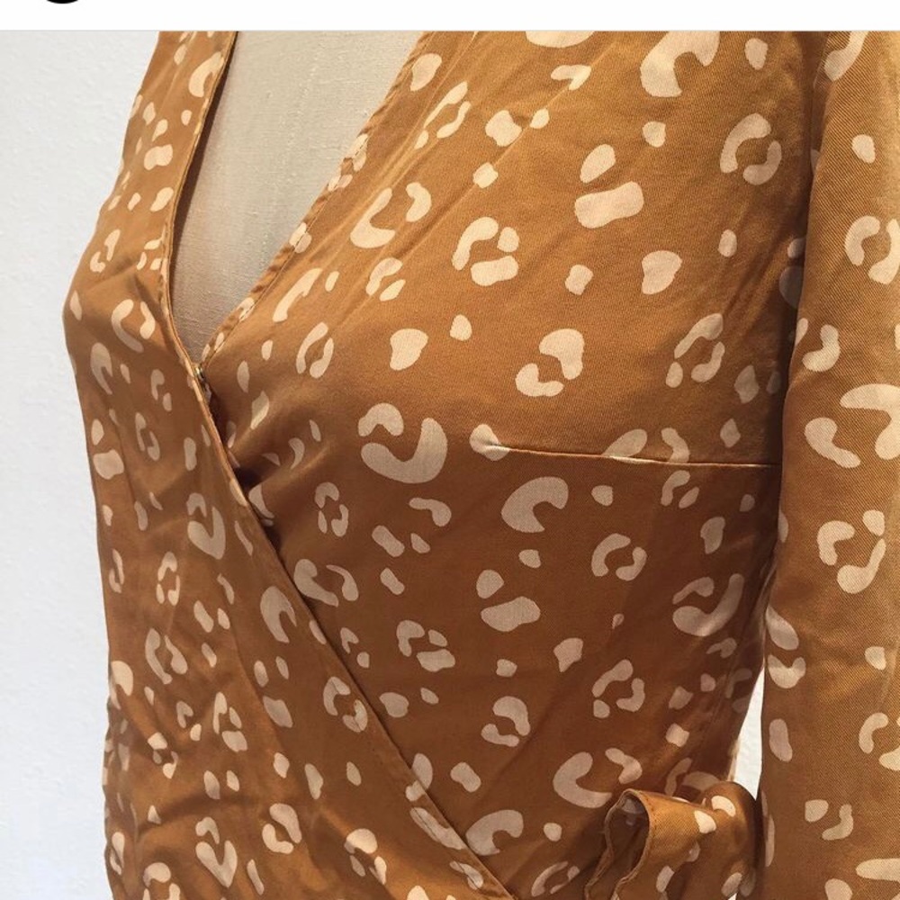 New! Animal print Carmen wrap shirt - Picture 2 of 3